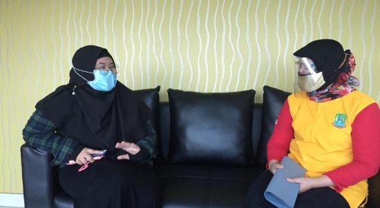 Kepala DPPKB Kota Bekasi, Marisi saat ditemui Tim Redaksi Beritapublik.co.id disela-sela kesibukannya di ruang kerjanya, Rabu, (29/7).
