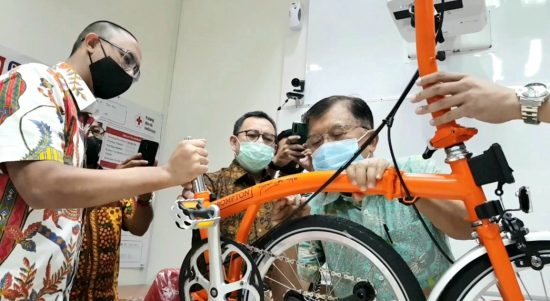 Sepeda Premium Pabrikan London Inggris Banjir Tanda Tangan para Tokoh, dan Ketua Umum PMI Jusuf Kalla dan Sandiaga Uno, (10/8).