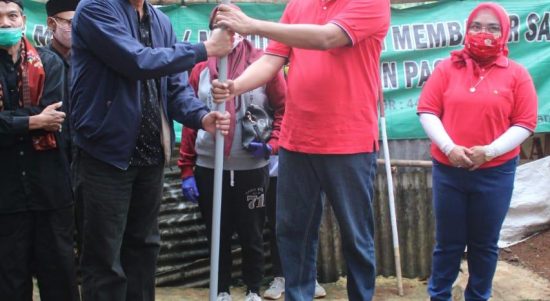 Lestarikan Cagar Budaya, Wakil Walikota Bekasi, Tri Adhianto, Tancapkan Papan Nama Situs 7 Sumur Tua, Jumat, (14/8).