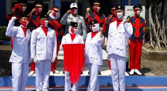 Pengibaran Bendera Merah Putih dalam rangka memperingati HUT Ke-75 Republik Indonesia, Senin, (17/8).