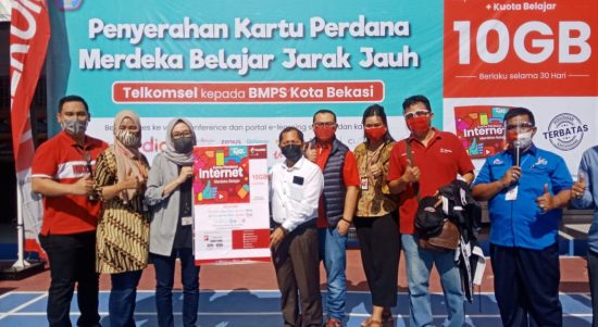 Penyerahan Kartu Perdana Gratis Telkomsel di SMK Binakarya Mandiri 2 Bekasi, Selasa (1/9)