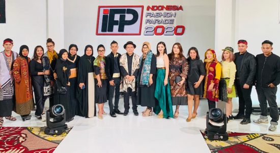 (Tengah) Penggagas dan Pendiri Indonesia Fashion Parade, Athan Siahaan, Jumat, (11/9).