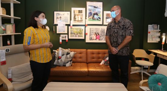 Foto Caption: Presiden Direktur PT Hero Supermarket Tbk, Patrik Lindvall dan Country Marketing Manager IKEA Indonesia, Dyah Fitrisally memberikan penjelasan tentang peluncuran Katalog IKEA 2021 yang diluncurkan secara eksklusif dalam bentuk digital tahun ini. Melalui katalog digital ini, IKEA menawarkan berbagai inspirasi dengan koleksi terbaru yang terjangkau untuk berbagai ruangan di dalam rumah untuk pelanggan, Selasa, (22/9).