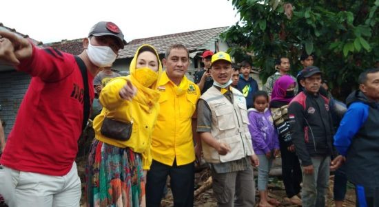 Rombongan Badan Penanggulangan Bencana (BPB) Dewan Pimpinan Pusat (DPP) Partai Golkar terjun langsung ke lokasi bencana alam banjir bandang Cicurug, Kabupaten Sukabumi, Jawa Barat, Selasa (22/9).