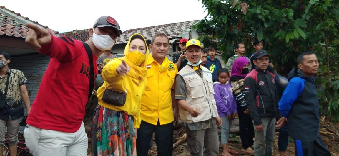 Rombongan Badan Penanggulangan Bencana (BPB) Dewan Pimpinan Pusat (DPP) Partai Golkar terjun langsung ke lokasi bencana alam banjir bandang Cicurug, Kabupaten Sukabumi, Jawa Barat, Selasa (22/9).
