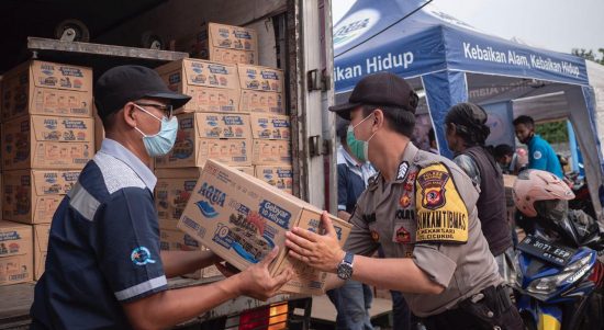 Danone AQUA Salurkan Bantuan untuk Korban Banjir di Sukabumi, (26/9).