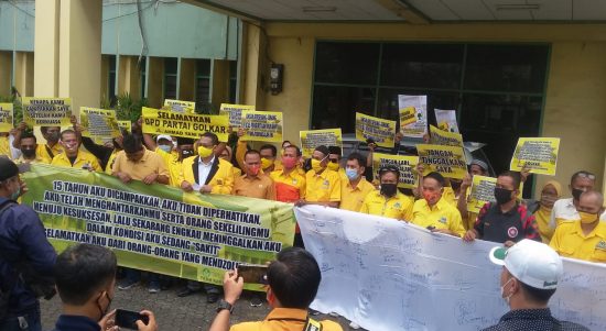 Kader Partai Golongan Karya (GOLKAR) Kota Bekasi Lakukan Aksi Moril di Jalan Jenderal Ahmad Yani No.18, (29/9).