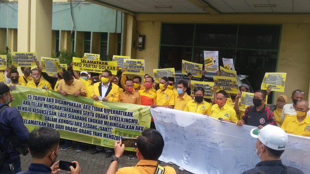 Kader Partai Golongan Karya (GOLKAR) Kota Bekasi Lakukan Aksi Moril di Jalan Jenderal Ahmad Yani No.18, (29/9).