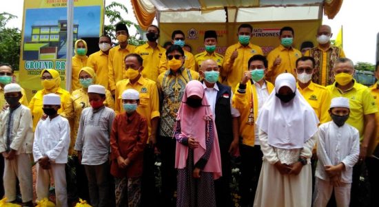 Walikota Bekasi Rahmat Effendi (Tengah) Mengunakan Kemeja Putih Jaket Hitam, Selasa, (29/9).