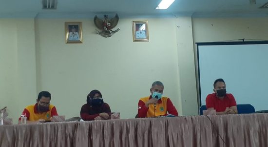 Sekretaris Dinas Pendidikan Kota Bekasi, UU Saeful Midar, Menjelaskan Tahapan Proses Pencairan Dana Hibah, Di Aula Dinas Pendidikan Kota Bekasi Lantai 2, Jumat, (9/10).