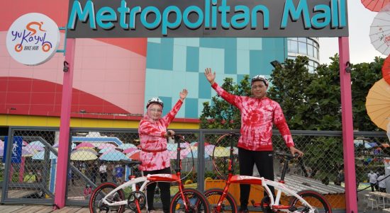 Foto Caption: Wakil Walikota Bekasi, Tri Adhianto bersama Istri Bu Wiwik Ikuti Track Sepeda Layang Pertama Di Bekasi, Jumat, (4/12).