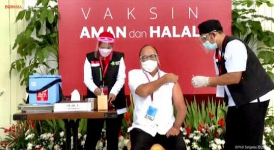 Caption Foto: Ketum Kadin Indonesia Rosan P Roeslani saat vaksinasi covid-19, Rabu, (13/1).