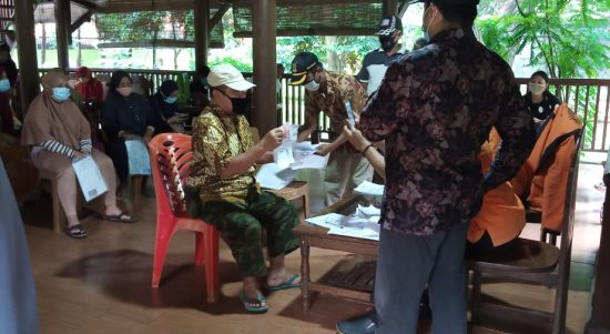 Foto Caption : Warga Terima BST (Bantuan Sosial Tunai) dengan melampirkan persyaratan (Foto Copy KTP dan KK) kepada Petugas, Selasa, (19/1).