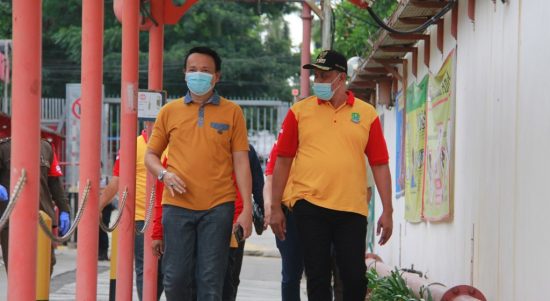 Foto Caption : Pengecekatan Suhu Tubuh, Wakil Walikota Bekasi, Tri Adhianto sebelum Memasuki Area Pabrik Didampingi HRD PT. Angel Langgeng, Rabu, (20/1).