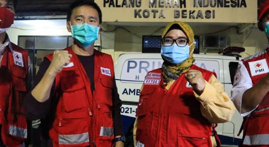 Caption Foto : Ade Puspitasari bersama Relawan SIGAP PMI Kota Bekasi sebelum berangkat Melakukan Sosialisasi dan Edukasi terkait Program Donor Darah Plasma Konvalensen di Gedung PMI Kota Bekasi, Senin, (8/2).