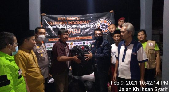 Caption Foto : Pemberian Logistik Forum Gerebek Indonesia kepada Korban Banjir Pamanukan diterima langsung oleh Ketua RW 05, Nana Suparna, Tokoh Masyarakat dan Kasat Binmas Polres Subang, Rabu, (10/2).