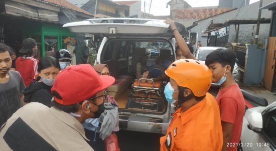 Foto Caption : Relawan FGI (Forum Gerebek Indonesia) Melakukan Proses Evakuasi Warga yang Memiliki Prioritas Penyelamatan, Sabtu, (20/2).