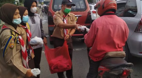 Satuan Karya Pramuka Bahari dan Yayasan Putra Chandrabhaga Berikan Takjil bagi Pengendara di Simpang BCP (Jalan Jend. A. Yani, Jalan KH.Noer Alie dan Jalan M. Hasibuan, Bekasi Selatan - Kota Bekasi, Jumat sore, (30/4).