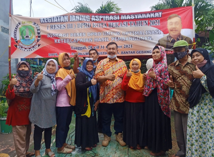 Ibnu Hajar Tanjung saat Bersama Konstituen dalam Kegiatan Reses di Daerah Pemilihannya.
