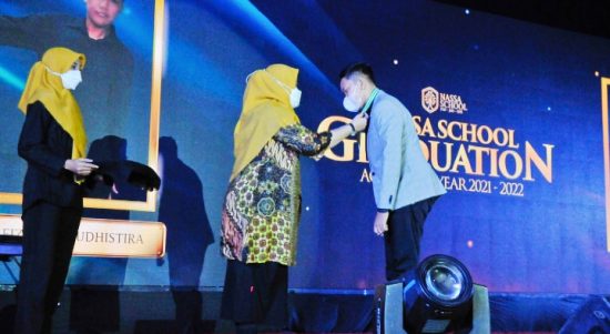 Foto Caption: Suasana pertunjukan drama kolosal persembahan wisudawan Nassa School, Selasa, (21/6/2022).