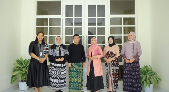 Sambut Kegiatan akbar Indonesia Fashion Parade (IFP) pada Agustus mendatang, Dekranasda Lombok Tengah Gandeng Designer Kenamaan Athan Siahaan, Selasa, (19/7/2022).