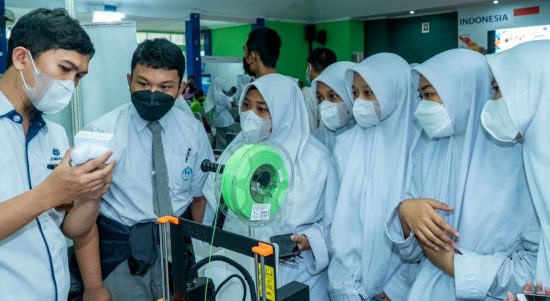 Salah satu instruktur menjelaskan Pelatihan Vokasi kepada pengunjung, Rabu, (19/10).