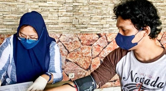 Warga Antusias melaksanakan Vaksin Covid-19 di Puskesmas Jatikarya, Kamis, (10/10).