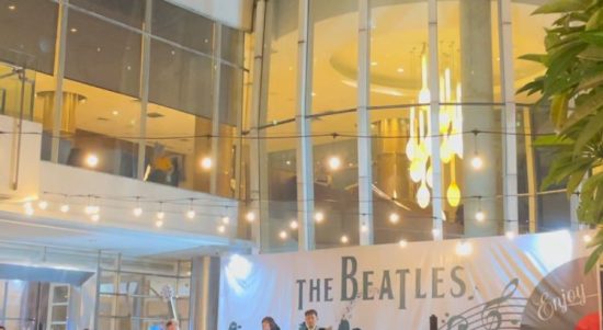 Hotel Santika Premiere KHI Mengusung Tema "Dine & Dance A Tribute to The Beatles”. Di malam Minggu, lagu-lagu band legendaris asal Inggris tersebut dibawakan untuk Pengunjung oleh Band The Beatlast dari Kota Bandung, Sabtu, (05/08), Foto: (Nia/Len).